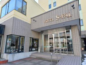 een winkel voor een gebouw met een bord dat de spa van het hotel leest bij Hotel S-PAL in Hakodate