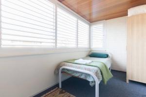 Ein Bett oder Betten in einem Zimmer der Unterkunft B8 Crawley Apartment 1 BRM & Sleepout near UWA