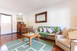 ein Wohnzimmer mit einer Couch und einem Tisch in der Unterkunft B8 Crawley Apartment 1 BRM & Sleepout near UWA in Perth