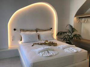 A bed or beds in a room at Quartano Luxury Cycladic Residence, Adults Only (13+)