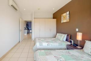 ein Schlafzimmer mit 2 Betten und einer Lampe in der Unterkunft Jaco Bay 3702 in Jacó + 17 Fotos