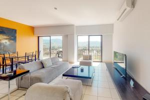 ein Wohnzimmer mit Sofa und Tisch in der Unterkunft Jaco Bay 3702 in Jacó