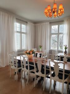 a dining room with a table and chairs at Bergsgården Hotell & Konferens in Bergsgården