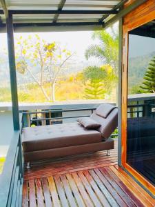 Thanorm Rak Resort في كاو كو: أريكة على سطح المنزل
