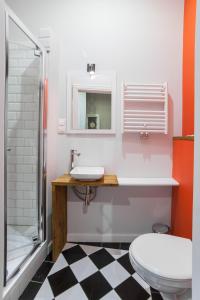 e bagno con servizi igienici, lavandino e doccia. di Good Time Aparthotel a Łódź