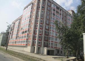 ein Apartmenthaus an der Ecke einer Straße in der Unterkunft ОК! Советская, 69 №3 in Tomsk