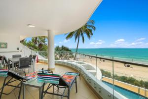 una casa de playa con vistas a la playa desde el balcón en La Mer Apartments, en Noosa Heads