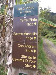 een bord op een onverharde weg bij kaze manouilh in Hell-Bourg