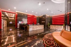 um lobby de um hotel com um bar em Cititel Express Penang em George Town