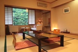 Posezení v ubytování Kinokuniya Ryokan