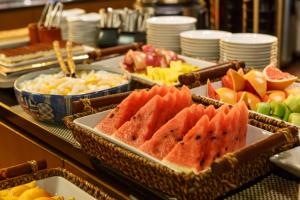 um buffet com várias bandejas de frutas sobre uma mesa em Takayama Ouan em Takayama