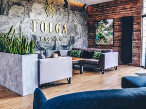 eine Lobby mit Sofas und ein Schild, das Fida-Braun liest in der Unterkunft FOLGA - Hotel, Restauracja, Browar, SPA in Gryfice