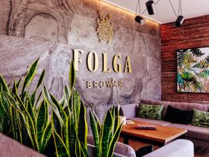 eine Lobby mit einer Couch und einem Schild, das Fico Brauerei liest in der Unterkunft FOLGA - Hotel, Restauracja, Browar, SPA in Gryfice + 37 Fotos