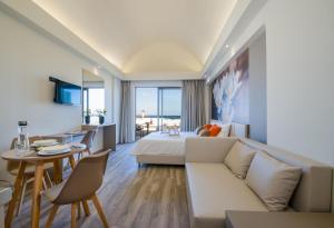 TV a/nebo společenská místnost v ubytování Incognito Creta Luxury Suites and More
