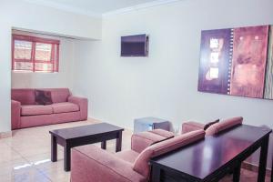 Ruang duduk di Coyotes Hotel & Conference Centre