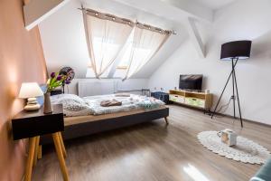 Un pat sau paturi într-o cameră la Apartments Brno-center