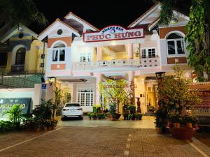 a building with a sign that reads ping hugging at Phuc Hung Hotel in Rach Gia