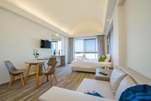 Postel nebo postele na pokoji v ubytování Incognito Creta Luxury Suites and More