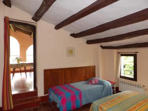 um quarto com uma cama, uma janela e uma mesa em El Molí d'en Solà-Allotjaments rurals em La Vall de Bianya
