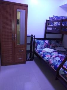 um quarto com 2 beliches e um armário em Jones Shore Residences em Manila