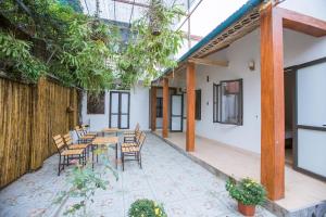 Un patio al aire libre con mesas, sillas y plantas. en Tam Coc The Moon Lady Homestay, en Ninh Binh