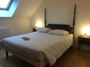 1 dormitorio con 1 cama grande y 2 lámparas en Maison Gille, en Nuits-Saint-Georges