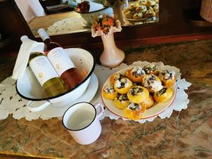 布拉格的住宿－捷克克魯姆斯特特克酒店，一张桌子,上面放着一盘糕点和一瓶葡萄酒