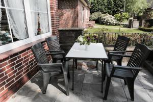 a table and chairs sitting on a patio at Ferienwohnungen Eichenhof in Schneverdingen