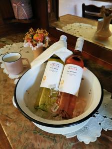 dos botellas de vino en un plato en una mesa en Český Statek, en Praga