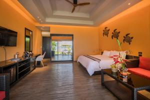 象島的住宿－半島海灘度假村，一间卧室配有一张床、一张桌子和一张沙发