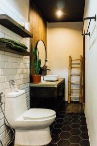 een badkamer met een toilet en een wastafel bij El Nido Boutique Vacation Villas in El Nido