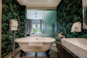 Ett badrum på Franschhoek Boutique Hotel - Lion Roars Hotels & Lodges