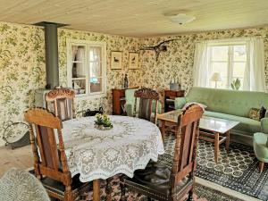 Degerhamn的住宿－Gammalsbygårdens Gästgiveri，客厅配有桌子和沙发