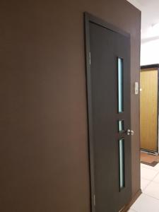 una puerta abierta en una habitación con en Квартира у метро Студенческая, Фармакадемия, Караван, en Járkov