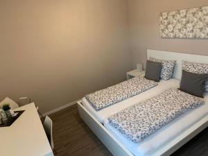 ein Schlafzimmer mit zwei Betten und Kissen in der Unterkunft Pension M in Mühldorf