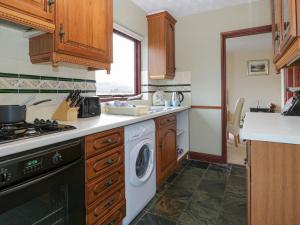 アンブルサイドにあるTodd Crag Viewのキッチン(洗濯機、シンク付)