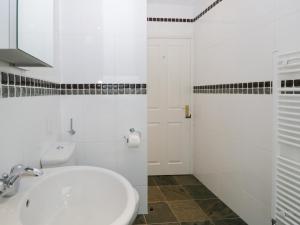 アンブルサイドにあるTodd Crag Viewの洗面台とトイレを備えた白いバスルーム +13枚の写真