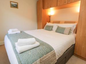 アンブルサイドにあるTodd Crag Viewのベッドルーム1室(大型ベッド1台、タオル付)