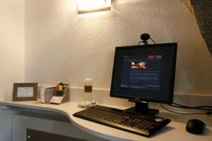 un monitor de ordenador y un teclado y ratón sobre un escritorio en Roby en Saas-Grund