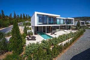 Bazén v ubytovaní Golden Rays Luxury Villas & Apartments alebo v jeho blízkosti