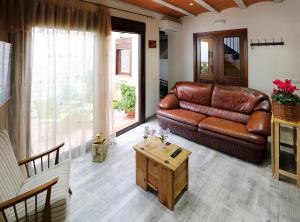 A seating area at Cal Vibo
