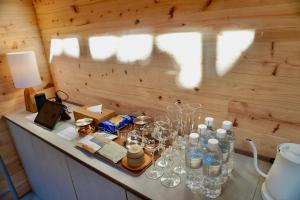 einen Tisch mit Weingläsern und anderen Gegenständen darauf in der Unterkunft AandA Liam Fuji in Okayama