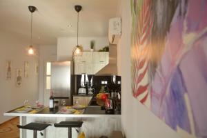 kuchnia z blatem i krzesłami w obiekcie Sunrise View Apartments w mieście Barbati