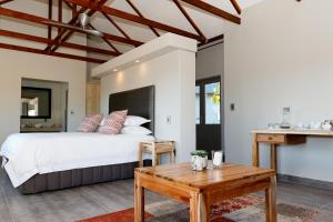 Una cama o camas en una habitación de Addo Wildlife 28 fotos más