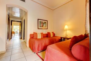 ein Hotelzimmer mit 2 Betten und einem Sofa in der Unterkunft TUI MAGIC LIFE Kalawy in Hurghada