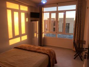 Uma cama ou camas num quarto em Hôtel Afoulki Tiznit