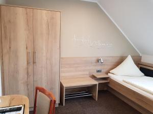 Tempat tidur dalam kamar di Hotel Restaurant Zur Neroburg