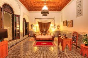TV a/nebo společenská místnost v ubytování Riad El Amine Fès - Historic Hotels Worldwide