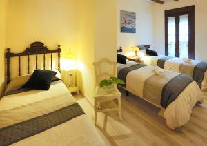 A bed or beds in a room at Cal Vibo