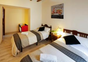 A bed or beds in a room at Cal Vibo